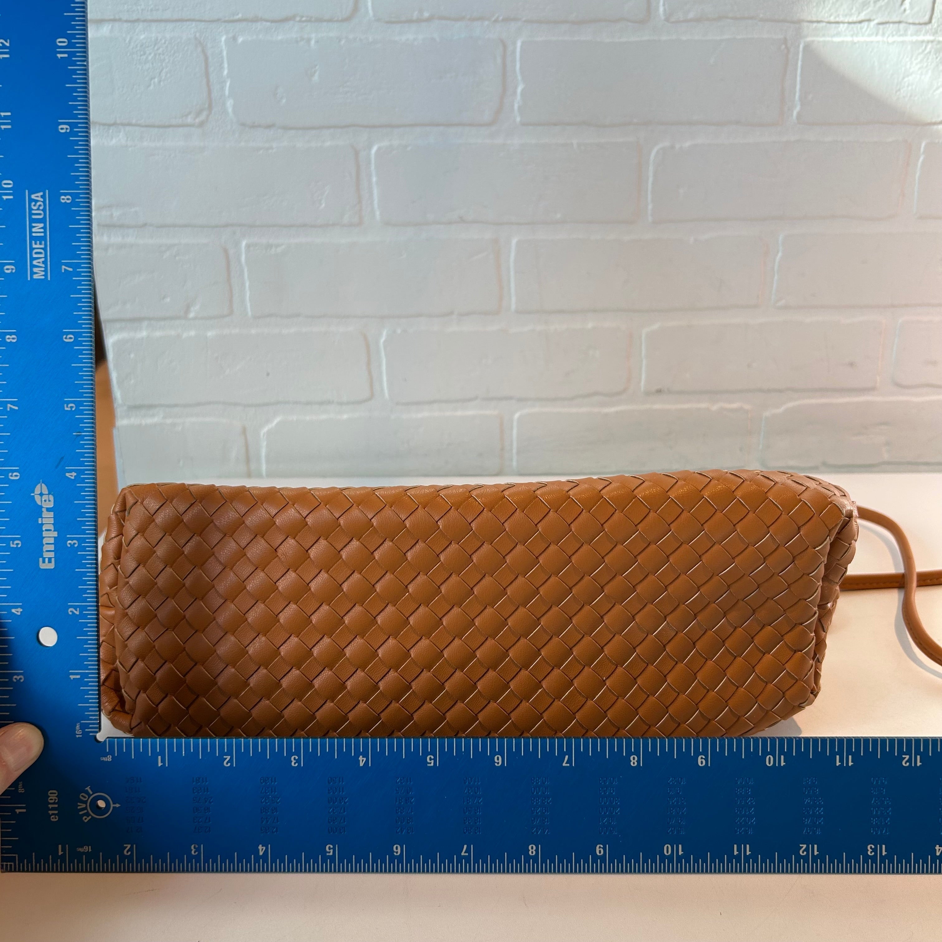 Crossbody By Clothes Mentor. Size: Medium