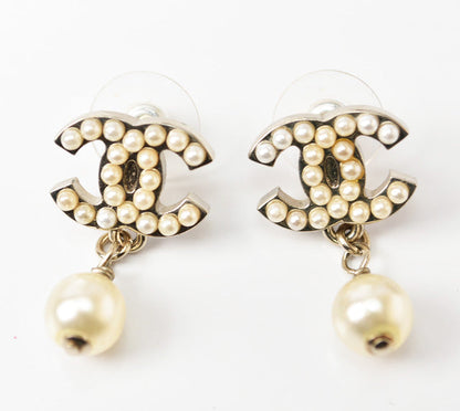 Top Quality Chanel CC Motif Swing Pearl Earrings Gold/White