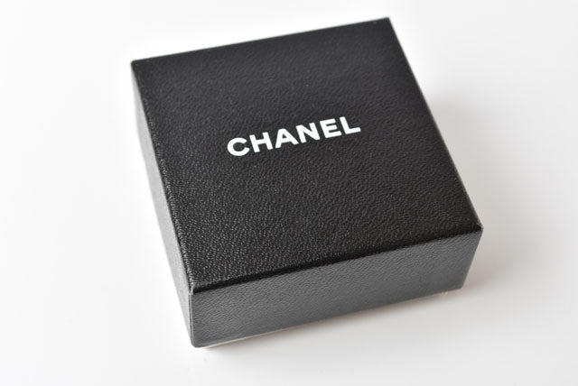 Top Quality Chanel CC Motif Swing Pearl Earrings Gold/White