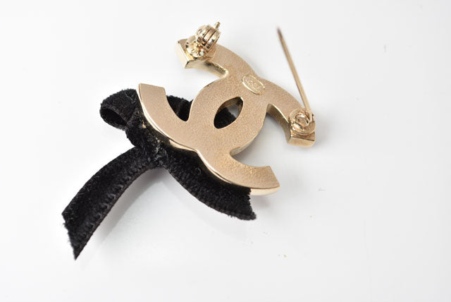 Top Quality Chanel Brooch Coco Mark Ribbon Motif Gold/Black
