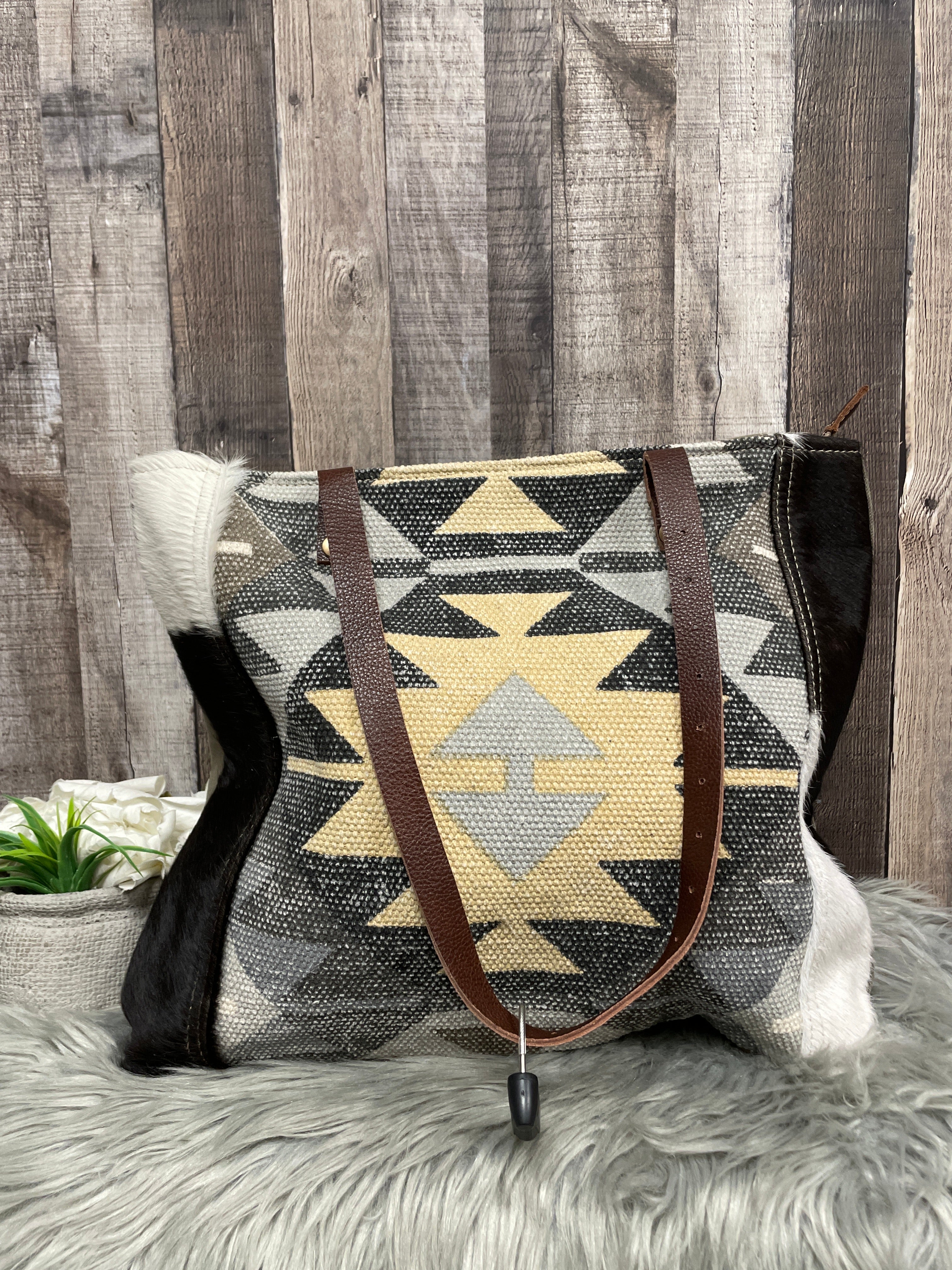 Tote Myra. Size Large