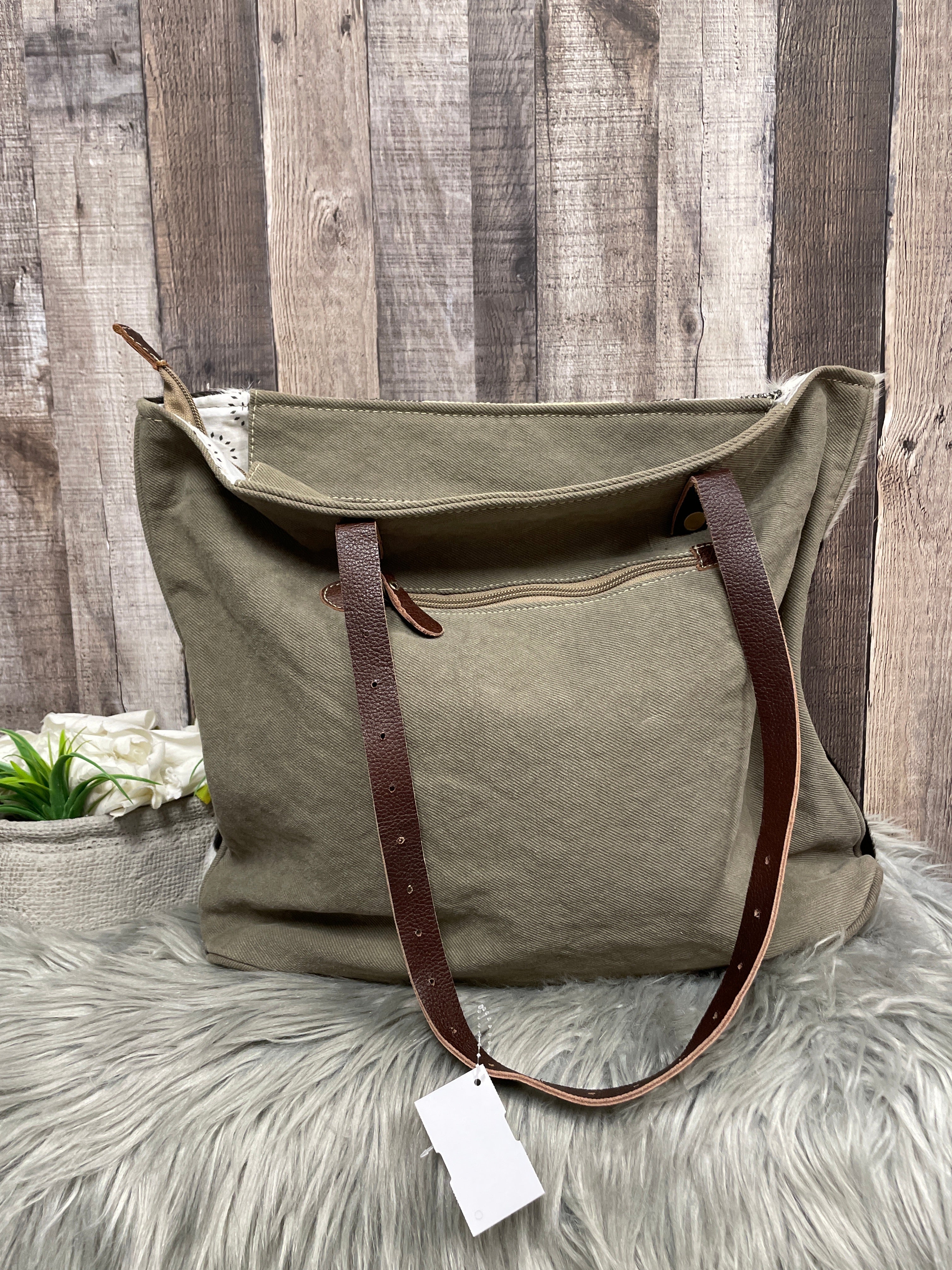 Tote Myra. Size Large