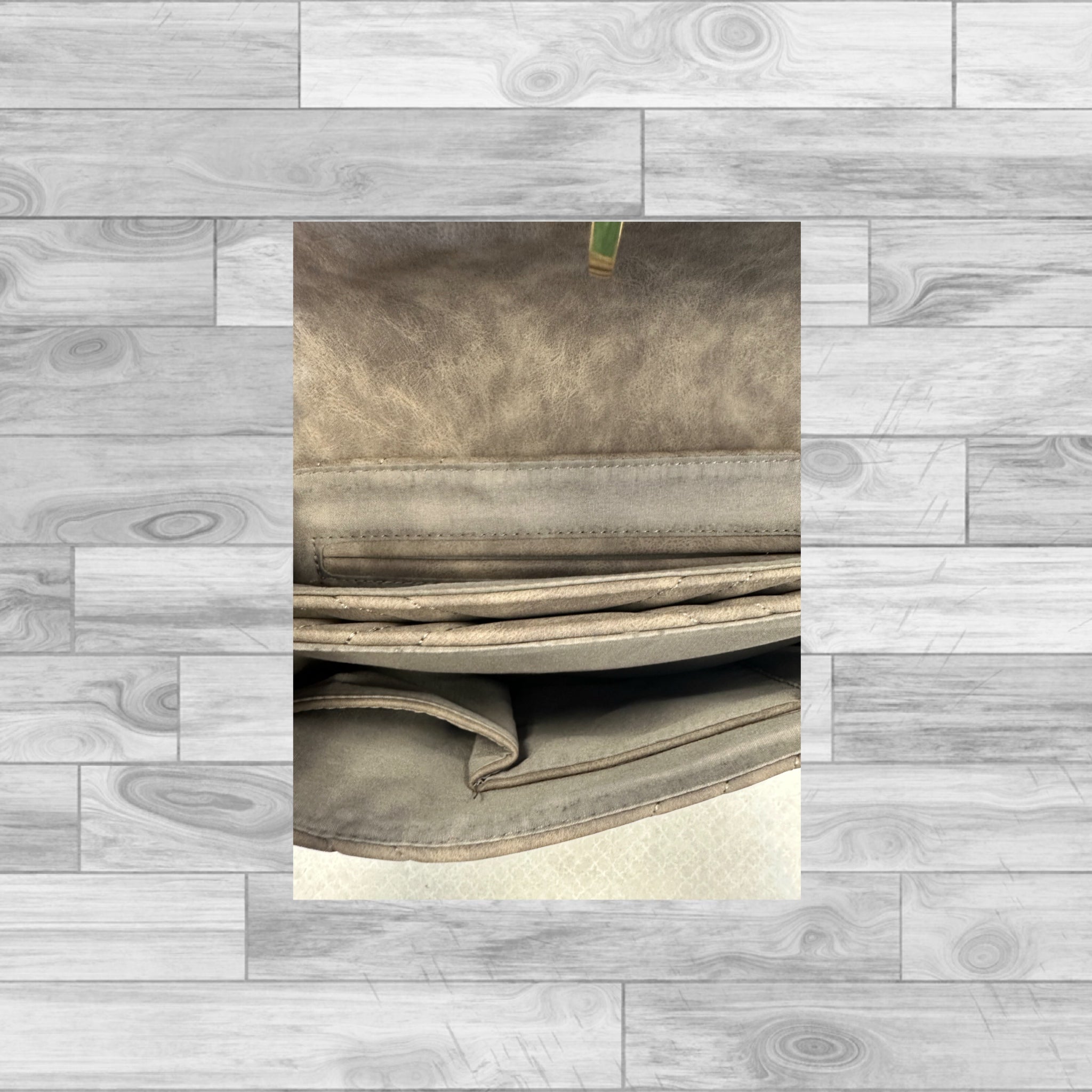 Crossbody Clothes Mentor. Size Medium