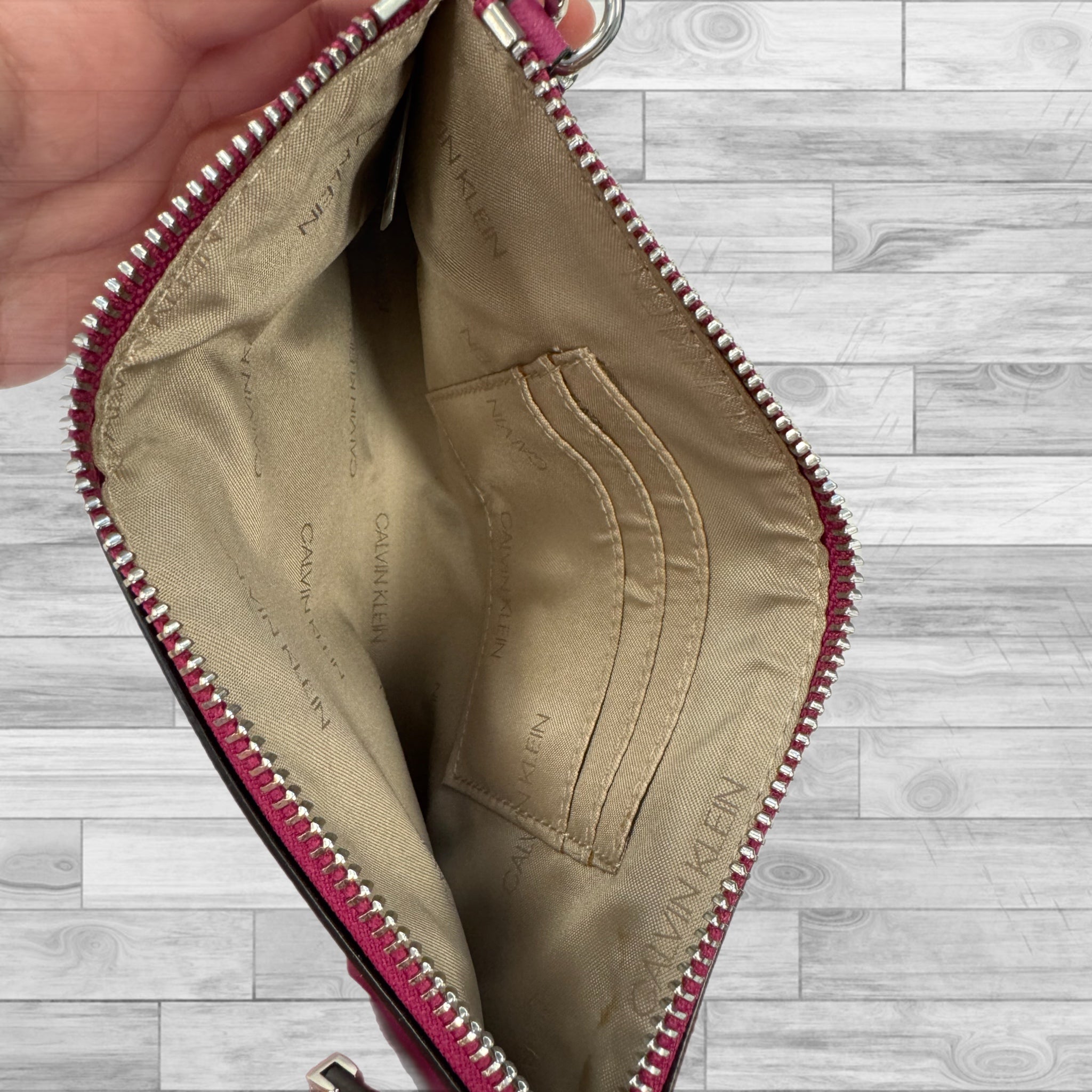 Wristlet Calvin Klein. Size Medium