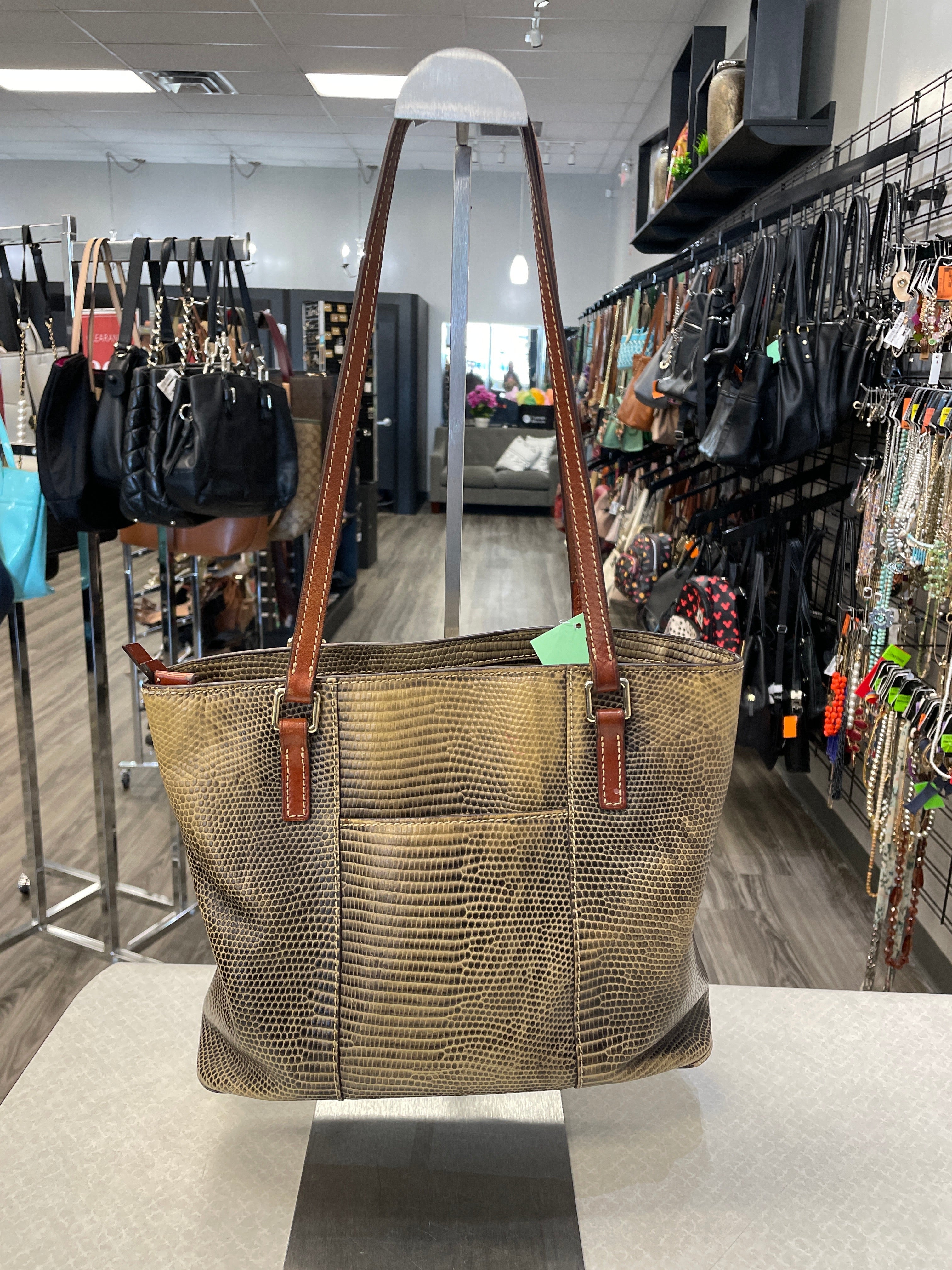 Tote Designer Dooney And Bourke. Size Medium