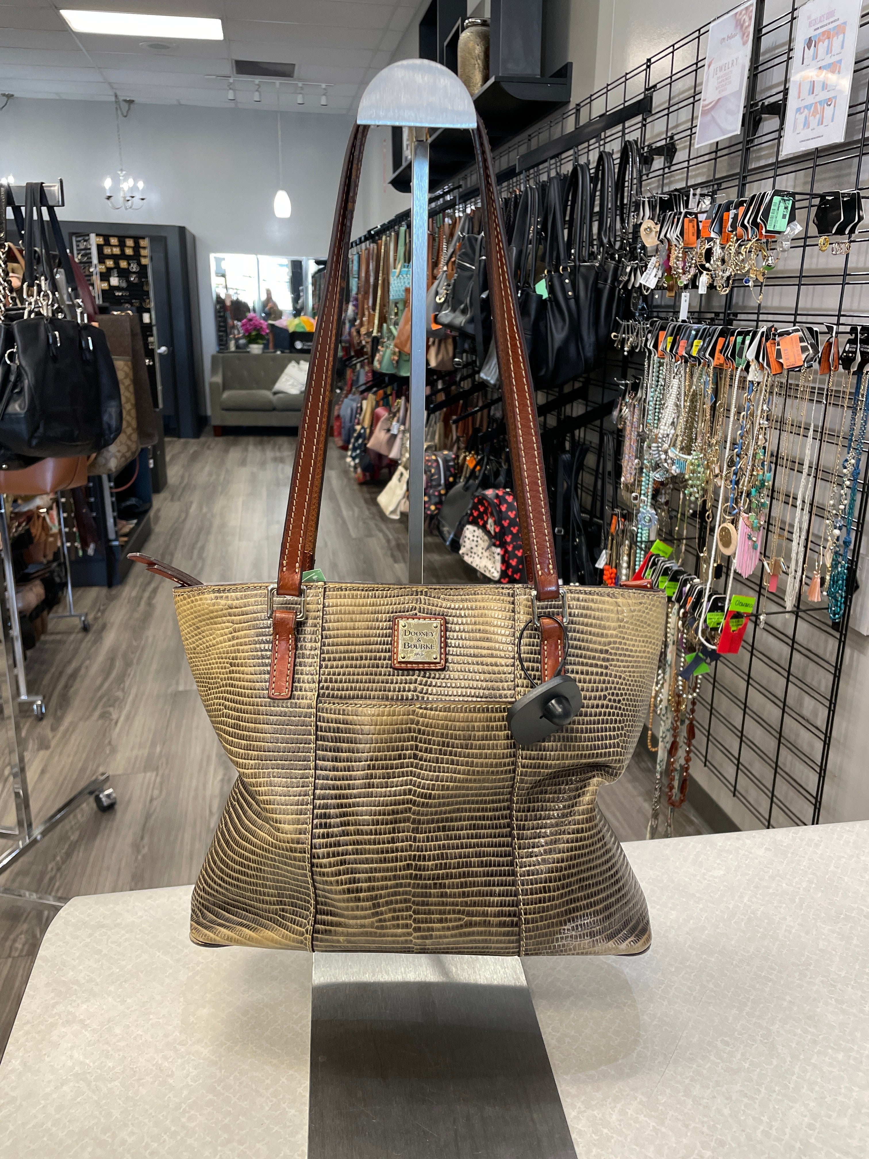 Tote Designer Dooney And Bourke. Size Medium