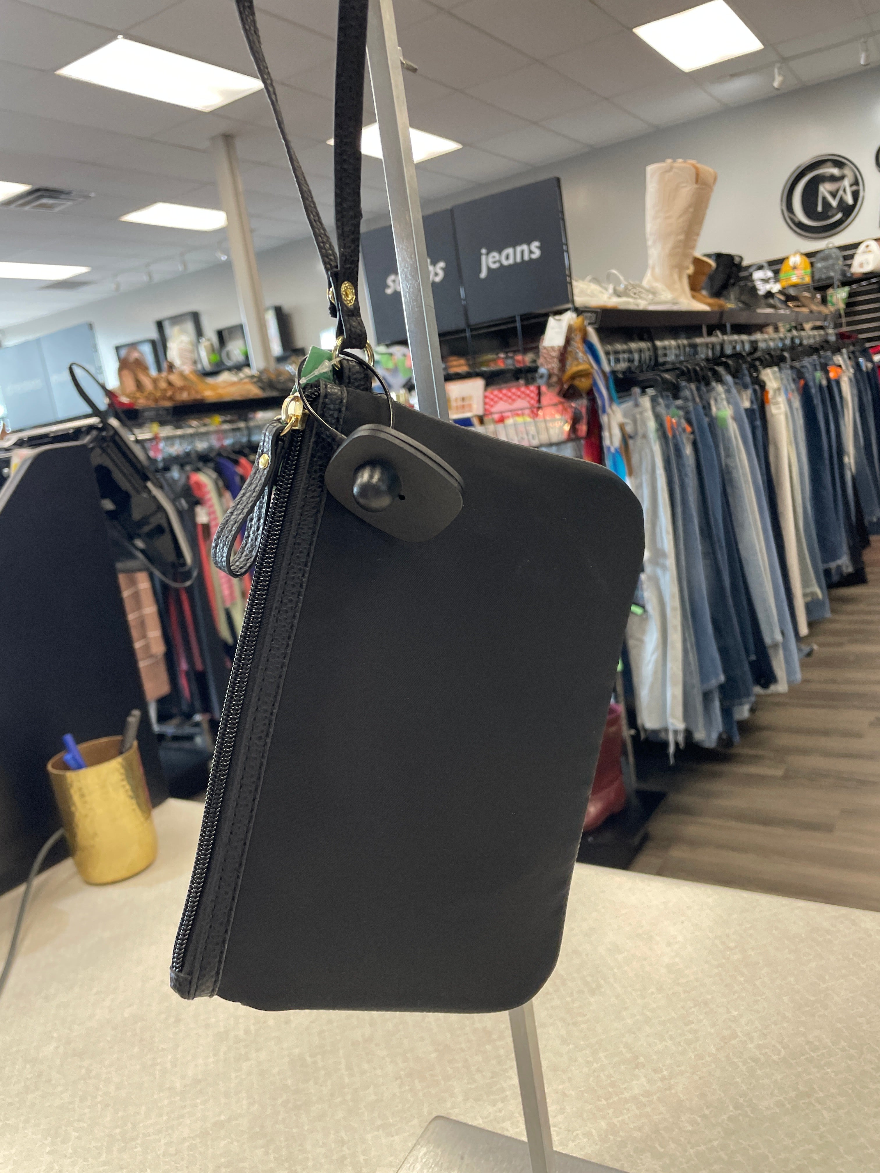 Wristlet By Laundry. Size: Medium
