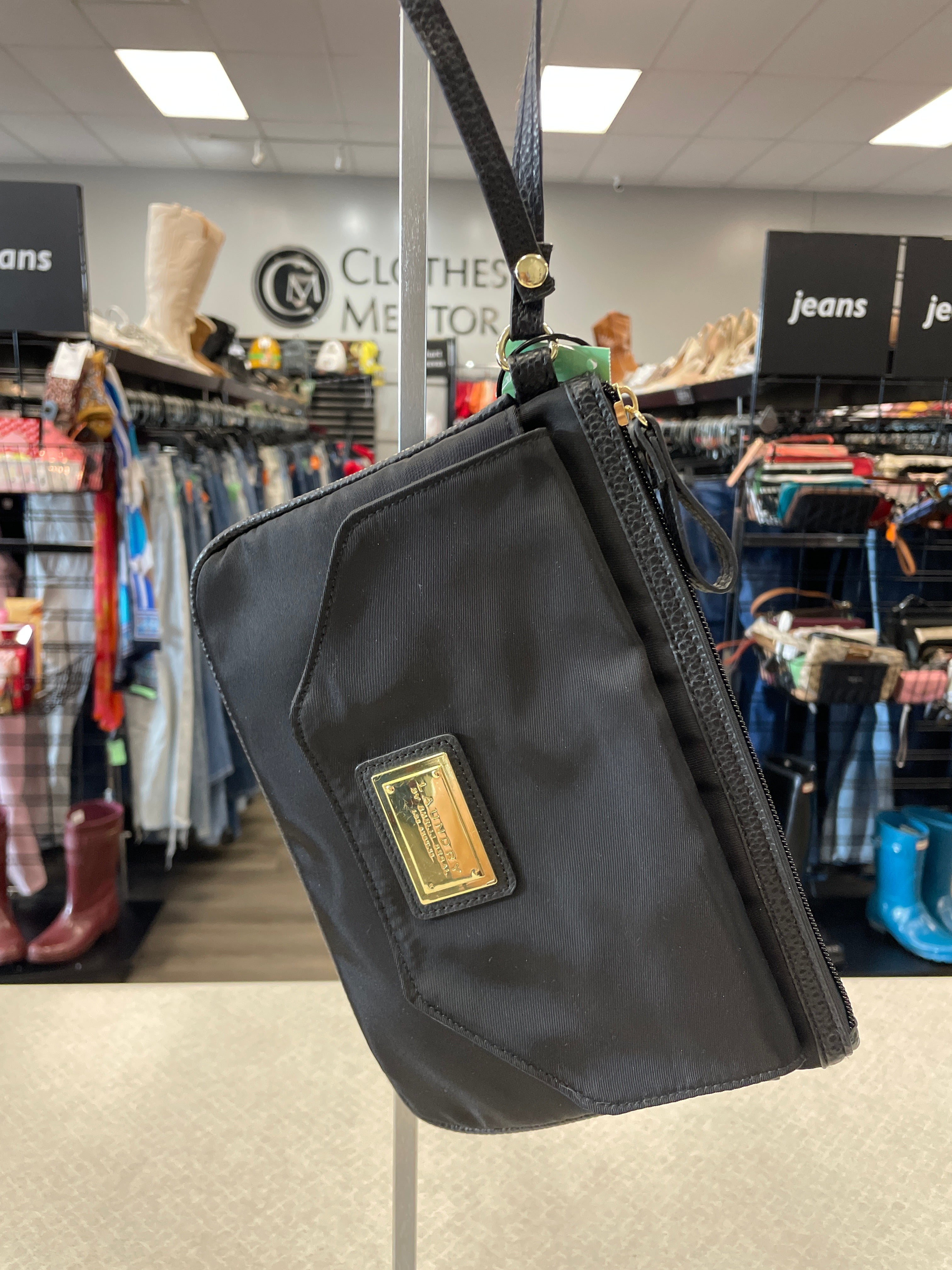 Wristlet By Laundry. Size: Medium