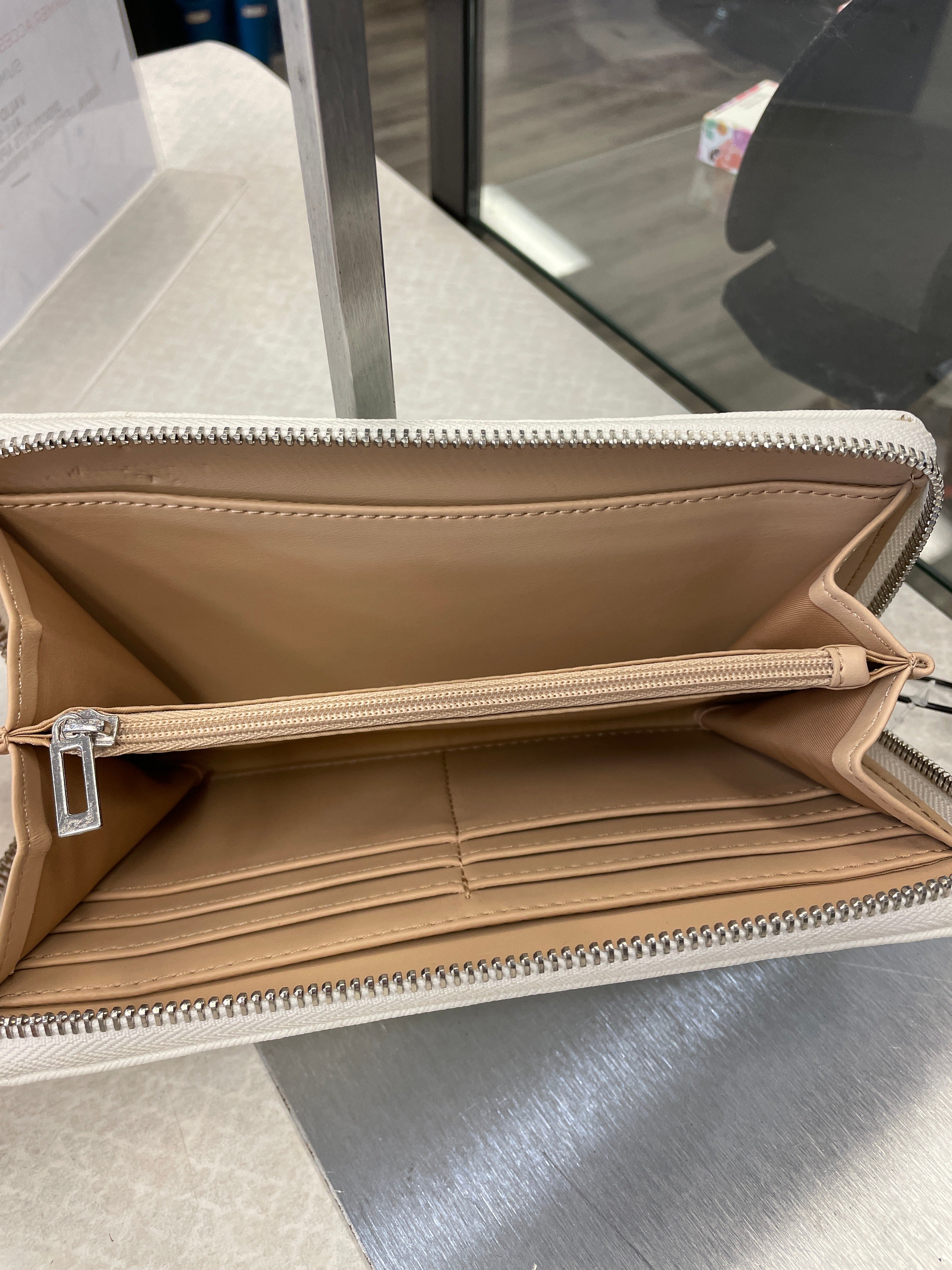 Wallet Guess. Size Medium