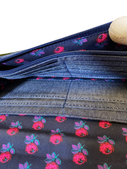 Wallet By Vera Bradley. Size: Large