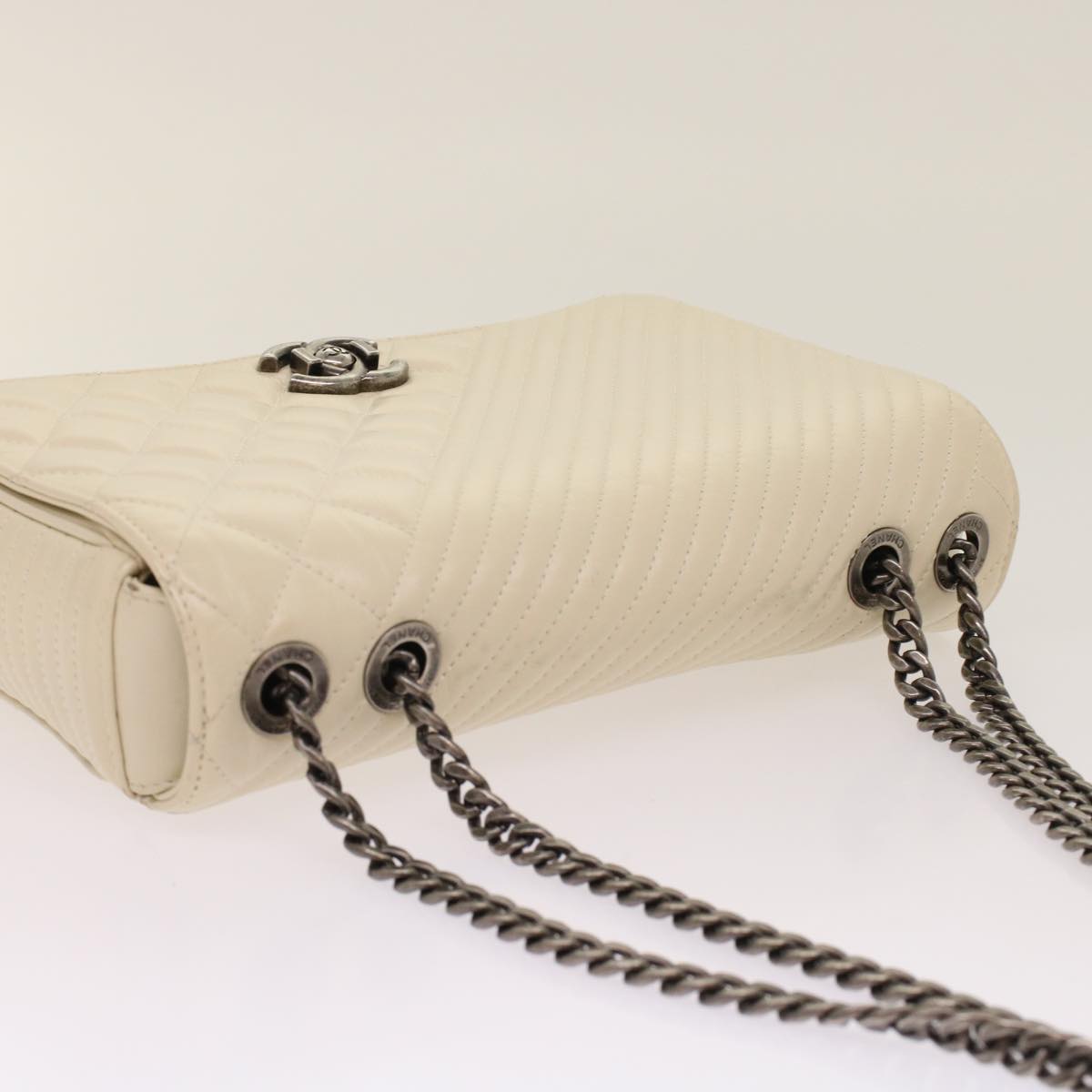 Top Quality Chanel Chevron x Matelasse Chain Shoulder Bag Lamb Skin White CC Auth 48469A