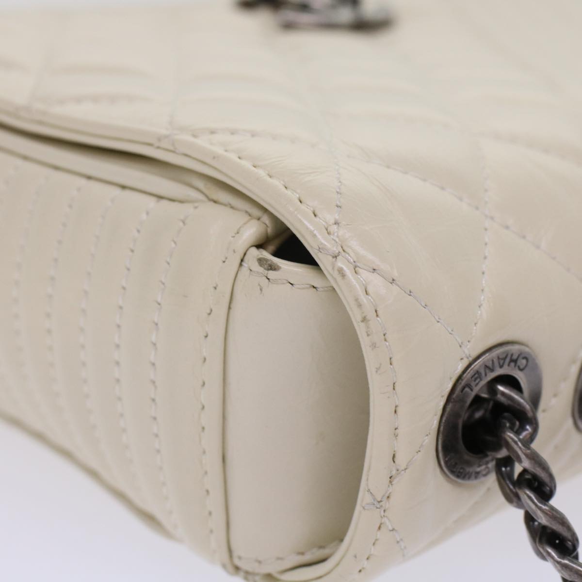 Top Quality Chanel Chevron x Matelasse Chain Shoulder Bag Lamb Skin White CC Auth 48469A