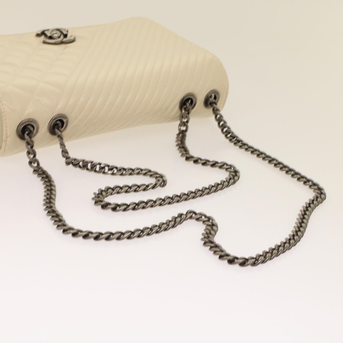 Top Quality Chanel Chevron x Matelasse Chain Shoulder Bag Lamb Skin White CC Auth 48469A