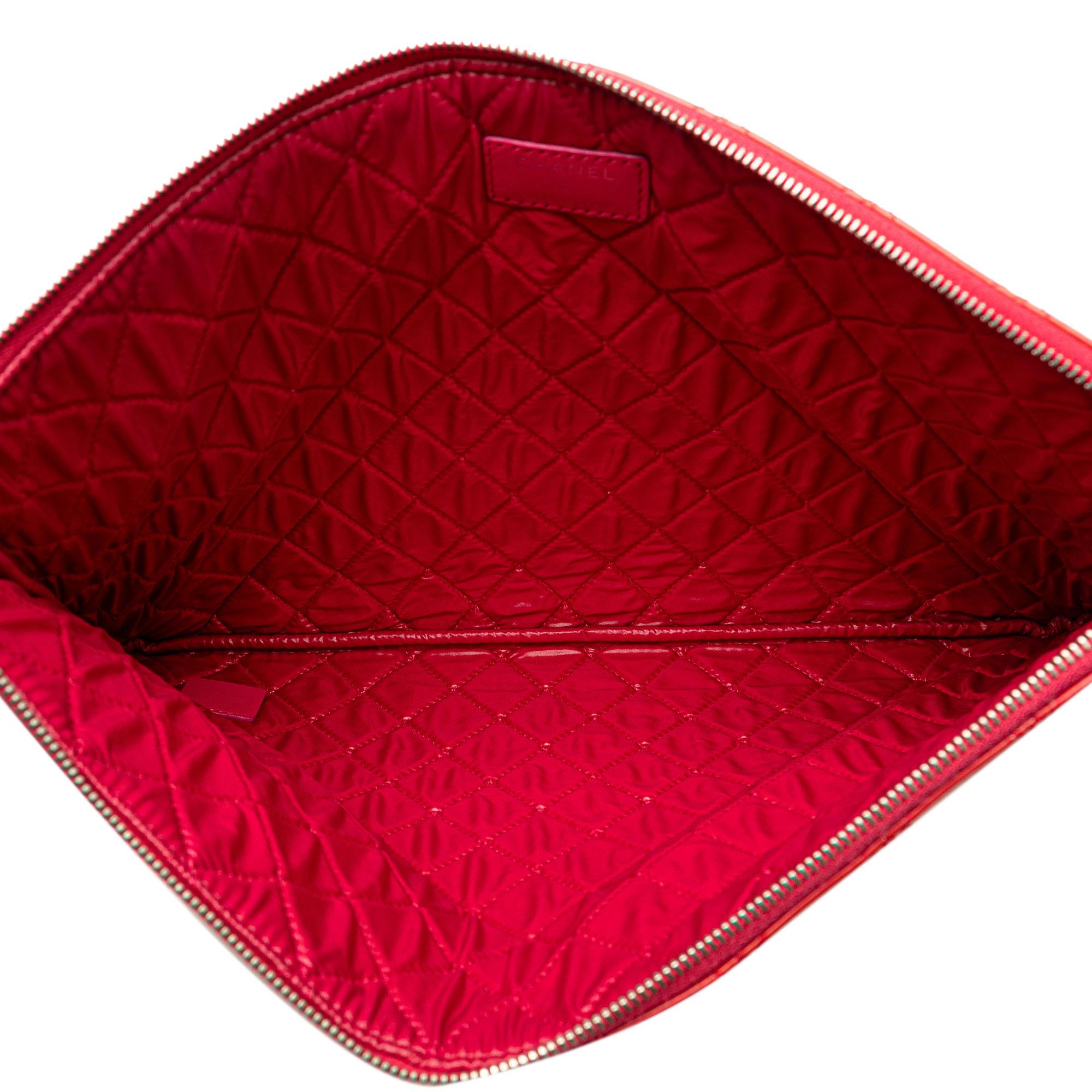 Top Quality Chanel Large Quilted Patent Leather O Case Clutch (SHG-5Pt1t3)