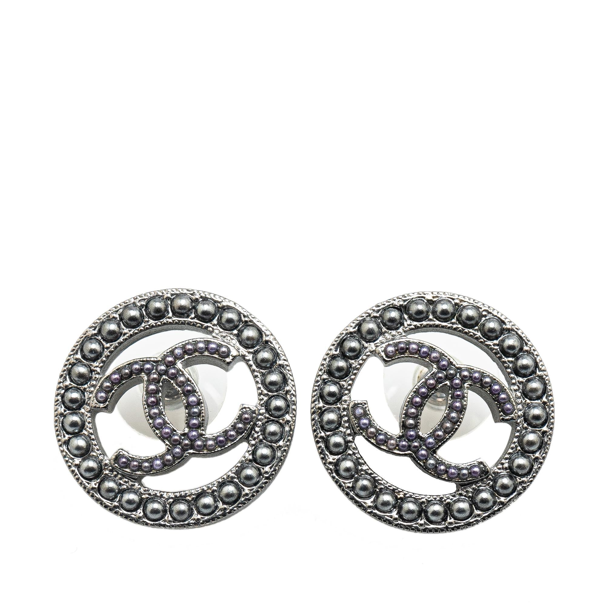 Top Quality Chanel Ruthenium Pearl CC Round Push Back Earrings (SHG-Y0WMQt)