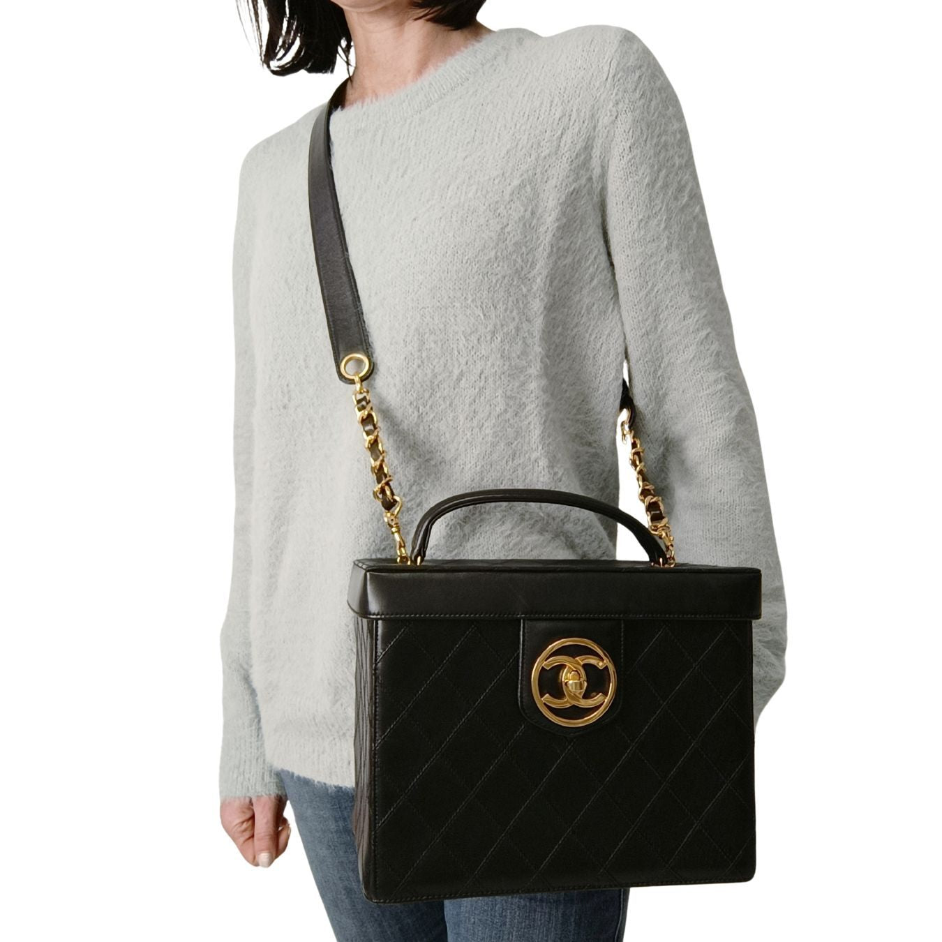 Top Quality Chanel Top Quality Chanel Top Quality Chanel quilted cosmetic bag in black leather and gold chain