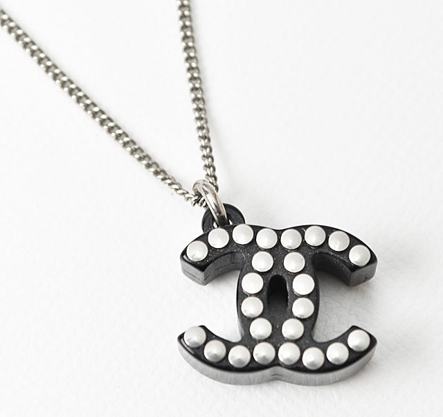 Top Quality Chanel Necklace/Pendant. Metal. Plastic. Black/Silver