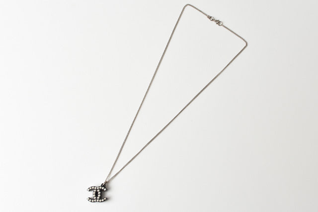 Top Quality Chanel Necklace/Pendant. Metal. Plastic. Black/Silver