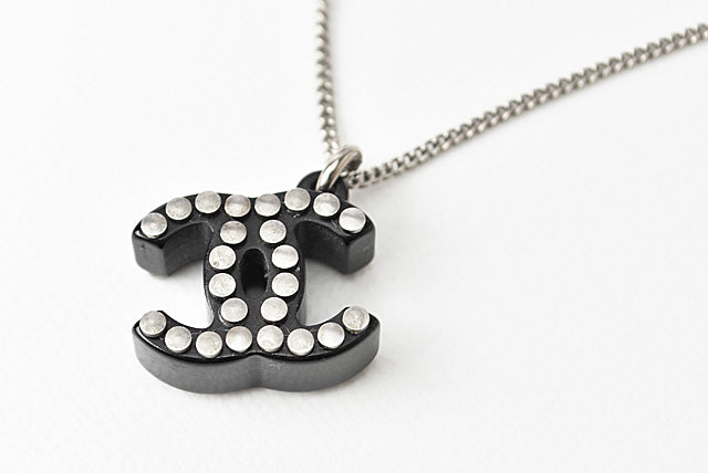 Top Quality Chanel Necklace/Pendant. Metal. Plastic. Black/Silver