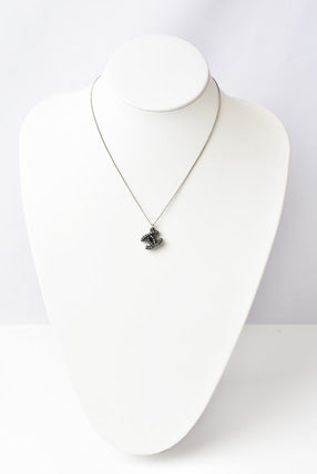 Top Quality Chanel Necklace/Pendant. Metal. Plastic. Black/Silver