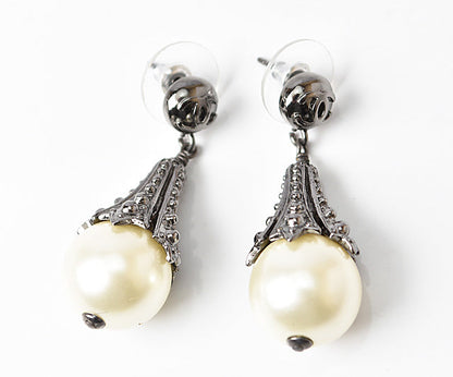 Top Quality Chanel Pearl Motif Earrings Gunmetal