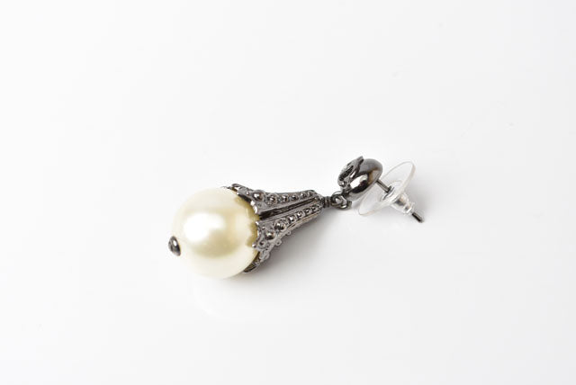 Top Quality Chanel Pearl Motif Earrings Gunmetal