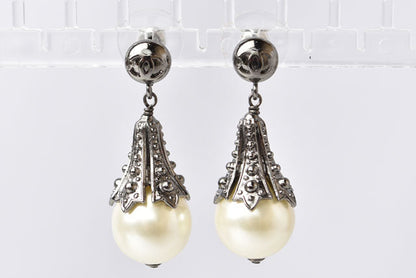 Top Quality Chanel Pearl Motif Earrings Gunmetal