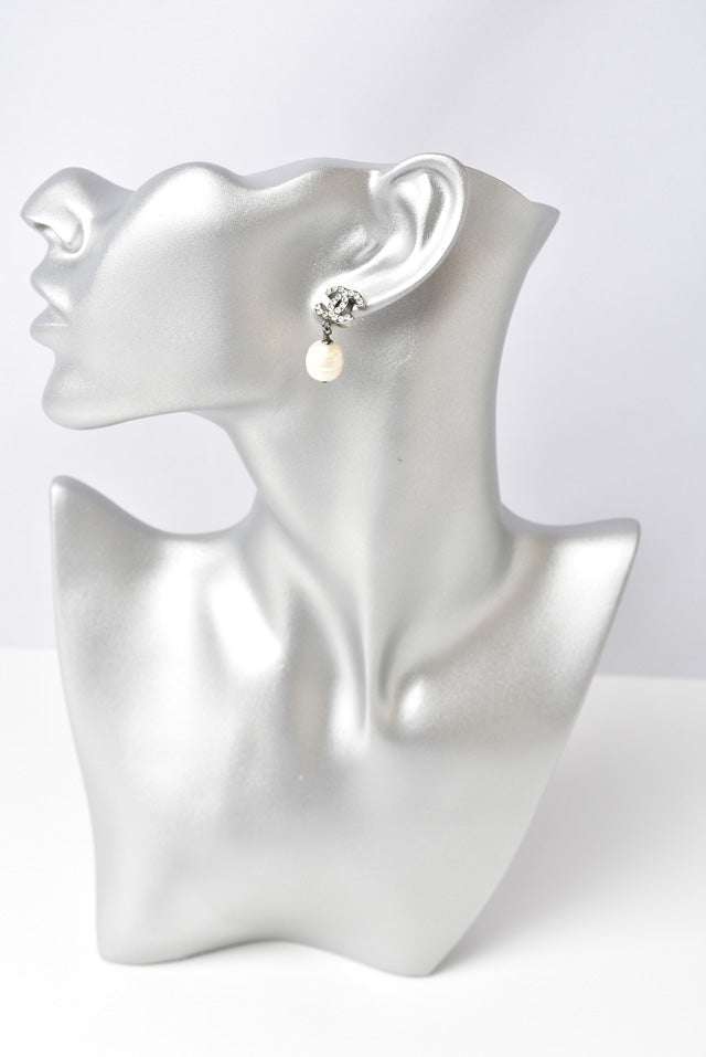 Top Quality Chanel CC Motif Swing Pearl Earrings Silver/White