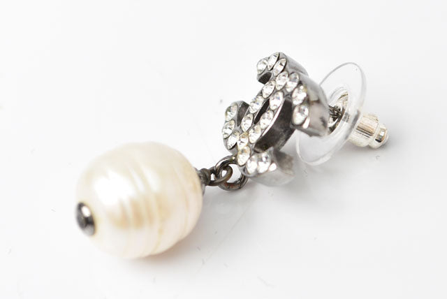 Top Quality Chanel CC Motif Swing Pearl Earrings Silver/White