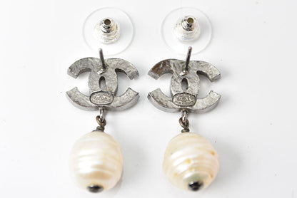 Top Quality Chanel CC Motif Swing Pearl Earrings Silver/White