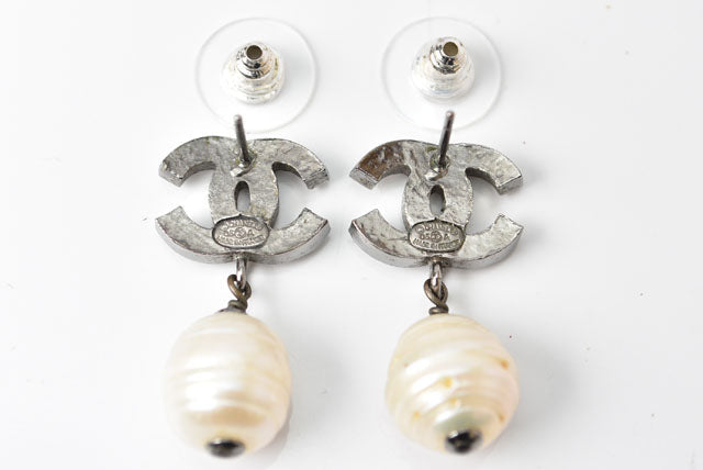 Top Quality Chanel CC Motif Swing Pearl Earrings Silver/White