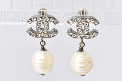 Top Quality Chanel CC Motif Swing Pearl Earrings Silver/White